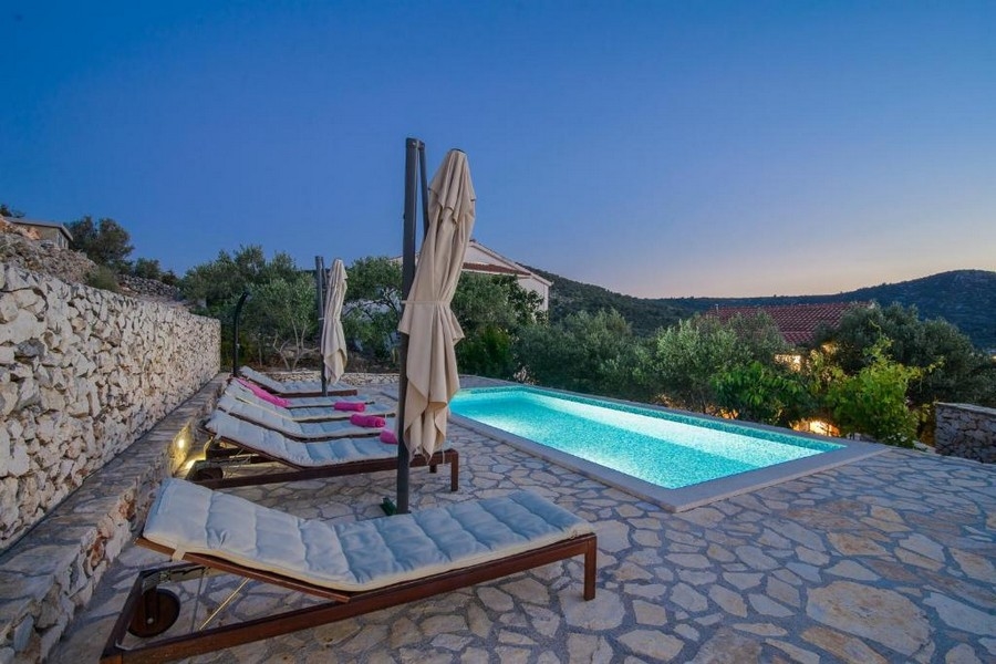 Maison avec grand jardin à seulement 80 mètres de la mer - biens immobiliers Croatie