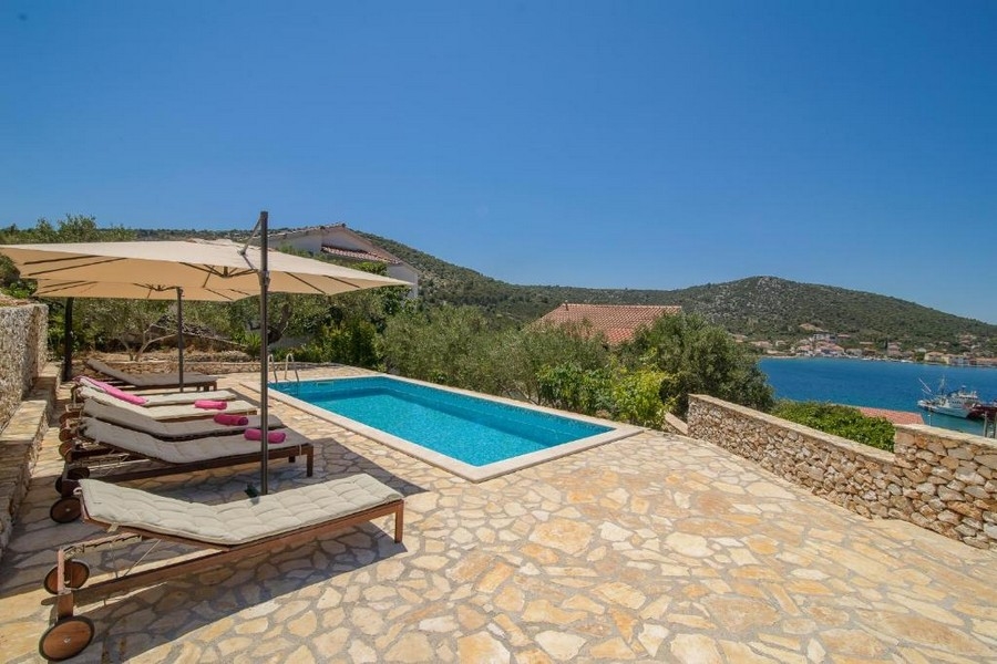Piscine avec espace de bains de soleil à vendre en Croatie