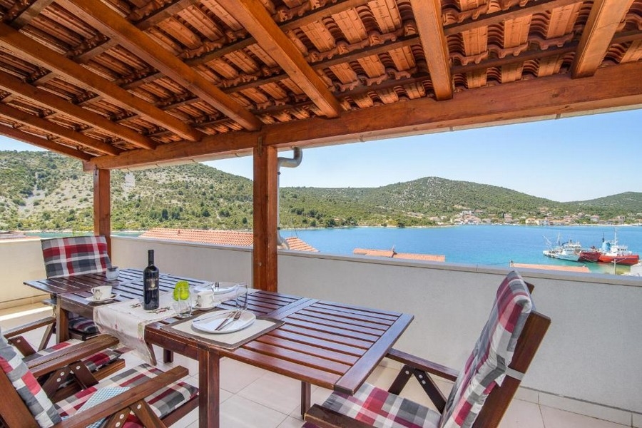 Terrasse couverte avec vue sur la mer et les environs - H2729