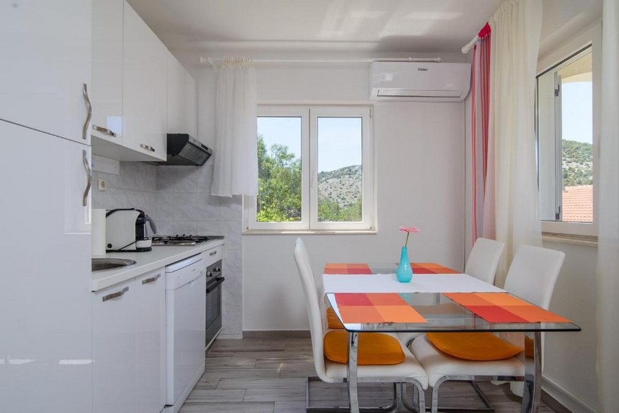 Salon avec cuisine ouverte et coin repas