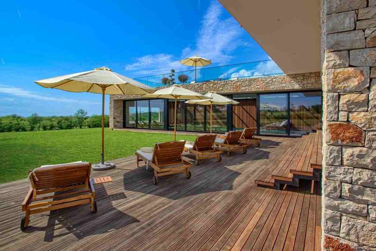 Solarium de la villa à vendre près de Porec en Croatie.
