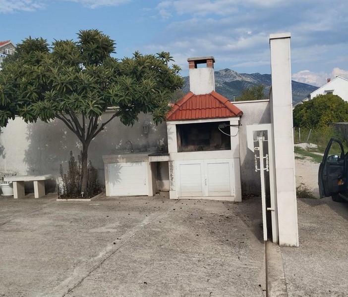 Grande cour avec barbecue et 4 places de stationnement