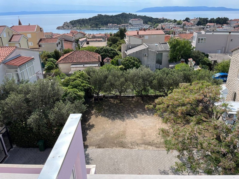 Vue sur la cime des arbres et les toits jusqu'à la presqu'île et la mer