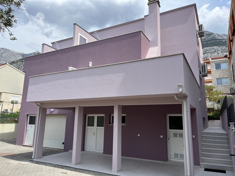 Résidence d'appartements à façade lilas à Makarska, Croatie, à vendre.