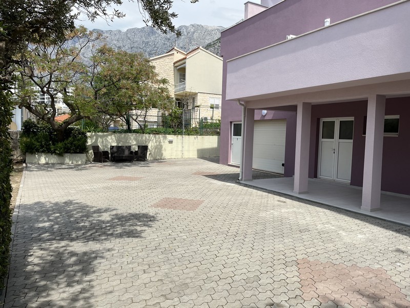 6 places de stationnement et un garage.