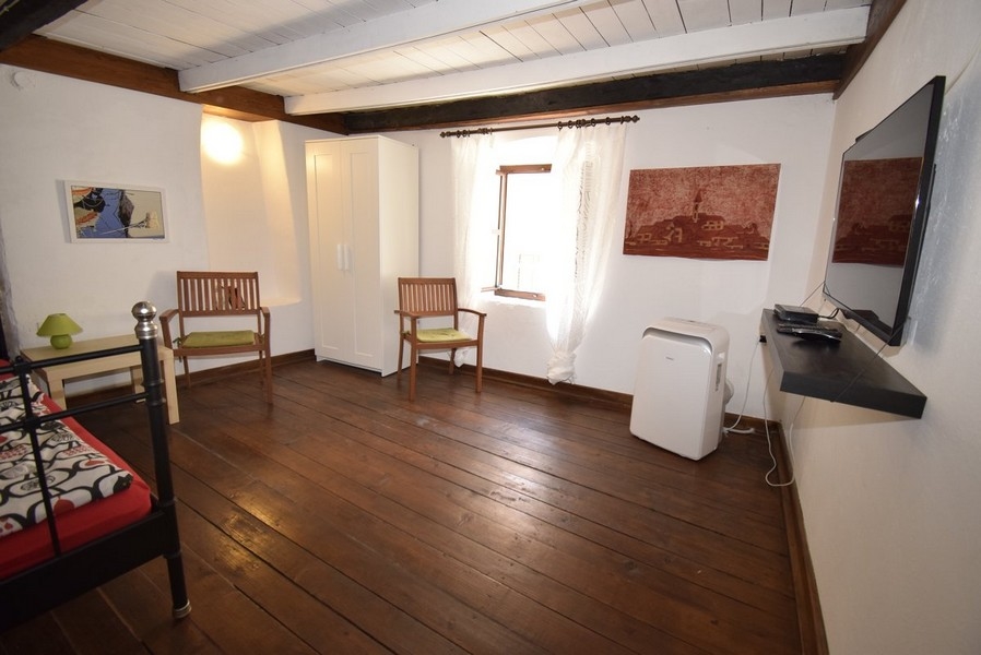 Séjour dans la maison en pierre H2738, proposée à la vente en Croatie.