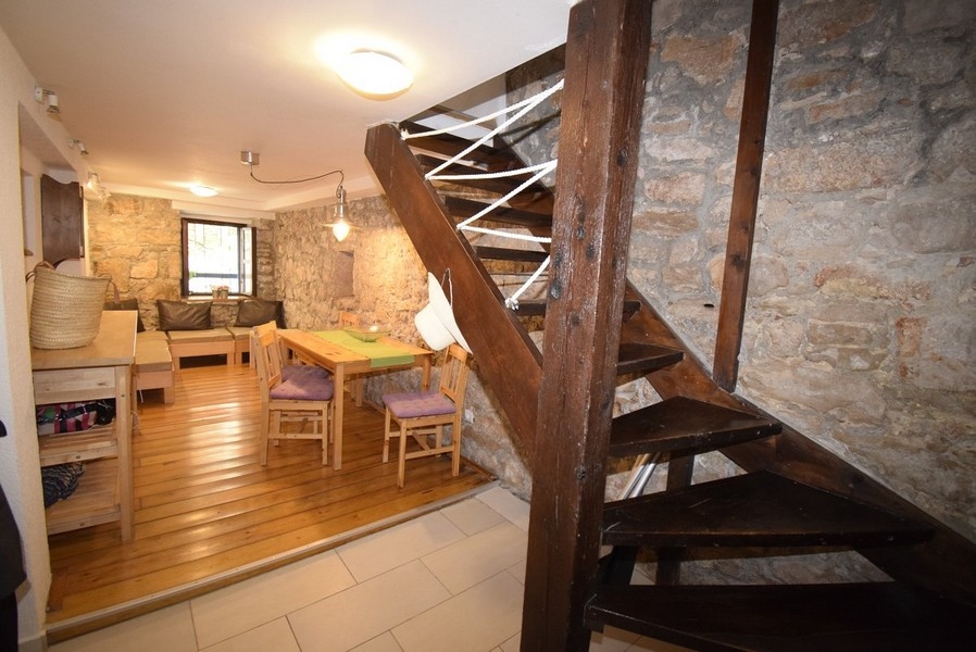Cage d'escalier et cuisine.