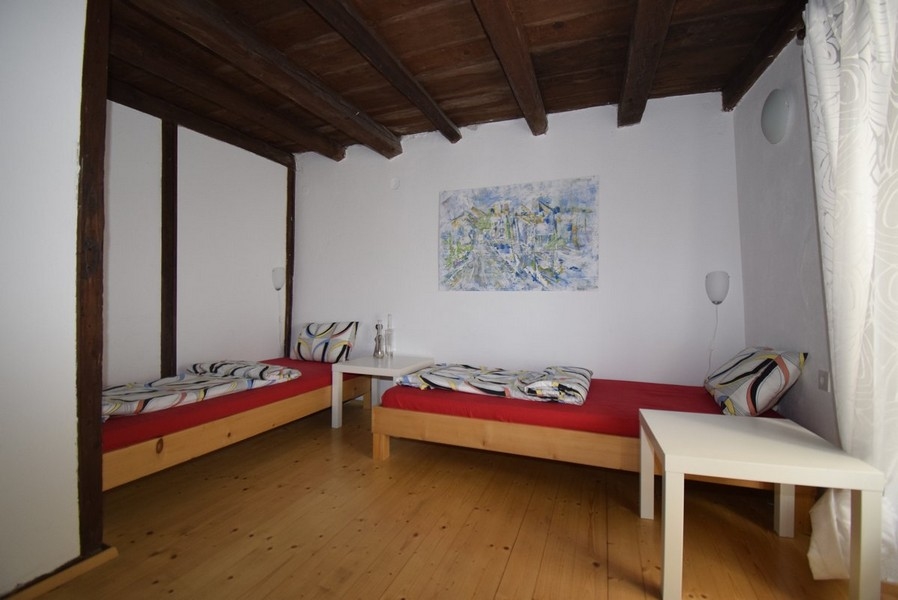 Chambre avec deux lits simples (bois).