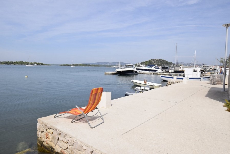 Chaise longue sur la jetée avec yachts au ponton