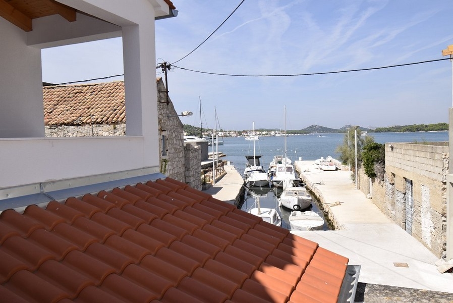 Vue sur les toits de tuiles jusqu'au petit port de plaisance