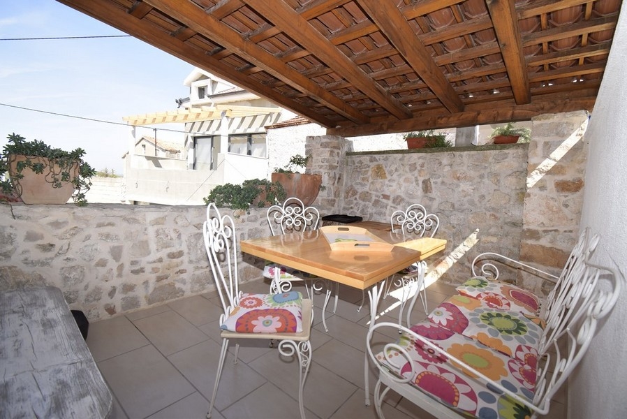 Terrasse méditerranéenne dans la maison en pierre.