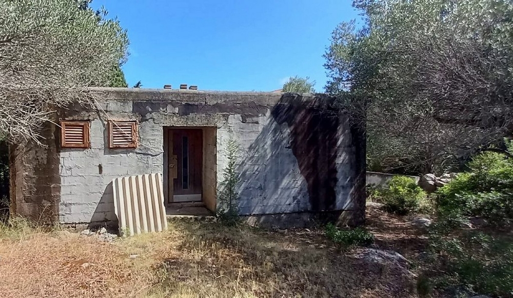 Terrain de 1166 m² en bord de mer avec petite maison en gros œuvre - H2742