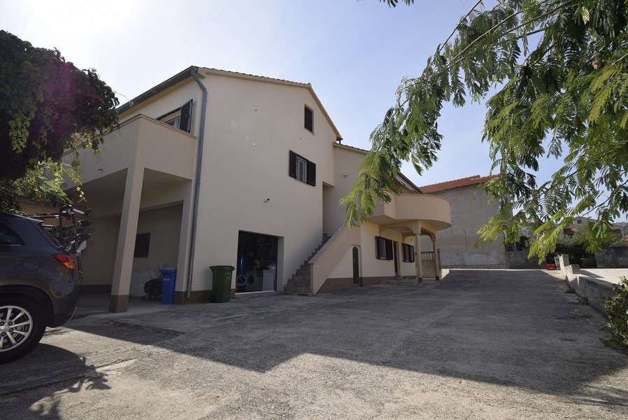 Côté de la maison avec carport et cour pavée