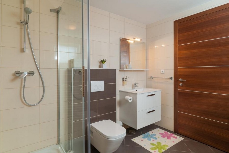 Salle de bains moderne avec douche