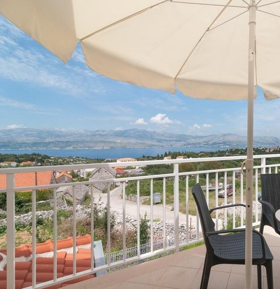 Balcon et terrasse avec vue magnifique sur la mer et les environs