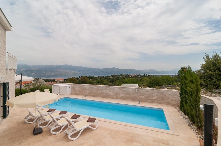 Spacieuse villa avec piscine et vue mer sur l'île de Brac