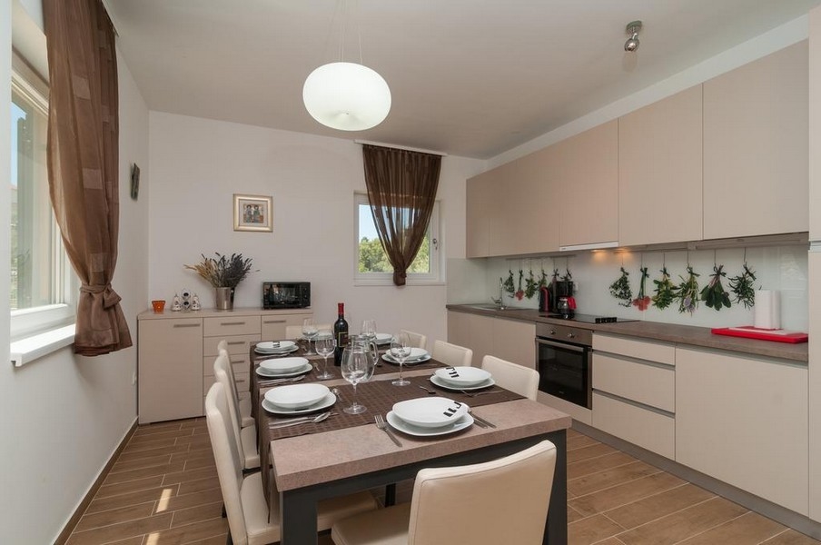 Coin repas lumineux avec accès à la terrasse