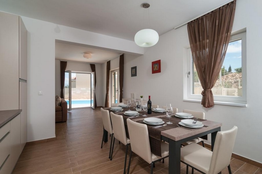 Cuisine ouverte avec coin repas et salon