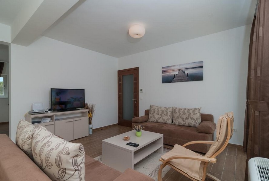 Chambre avec grande fenêtre et vue mer