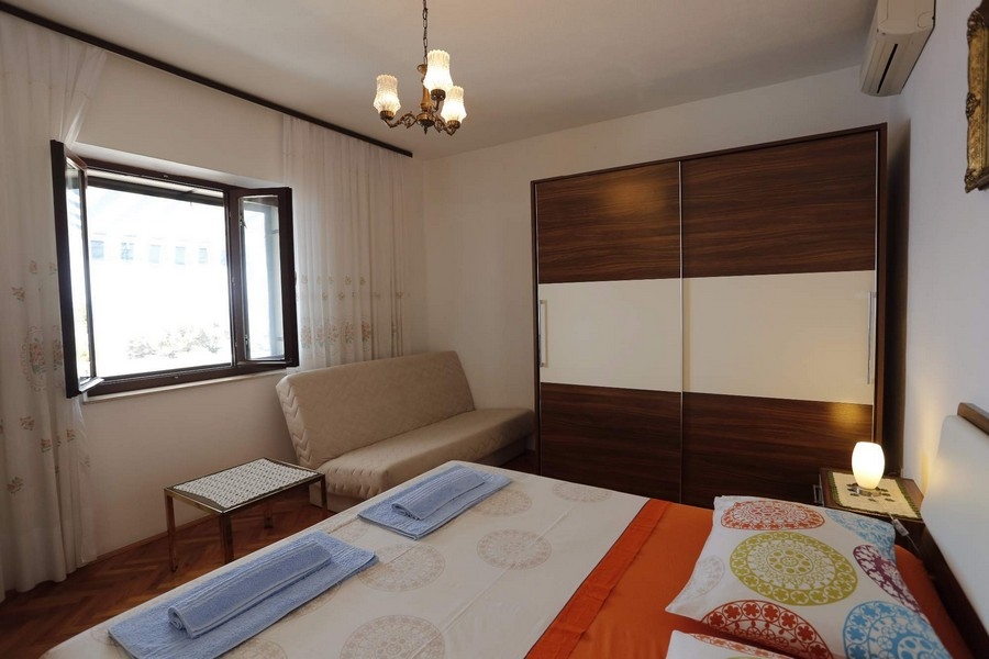 Chambre avec fenêtre et mobilier