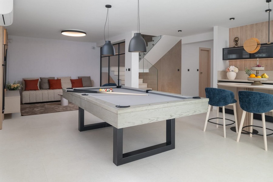 Table de billard dans le séjour ouvert de la villa