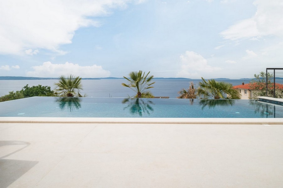 Piscine à débordement avec vue mer panoramique en Croatie