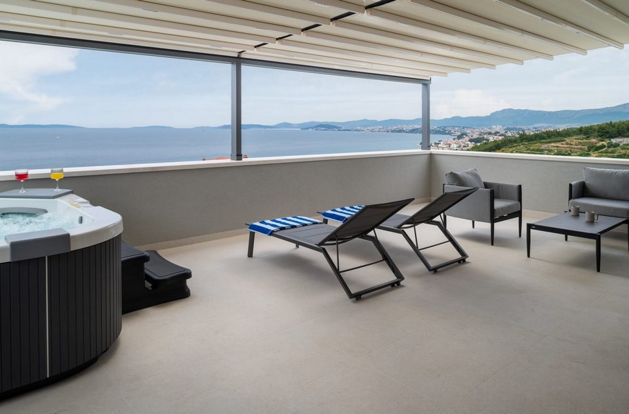 Terrasse couverte avec jacuzzi et vue mer