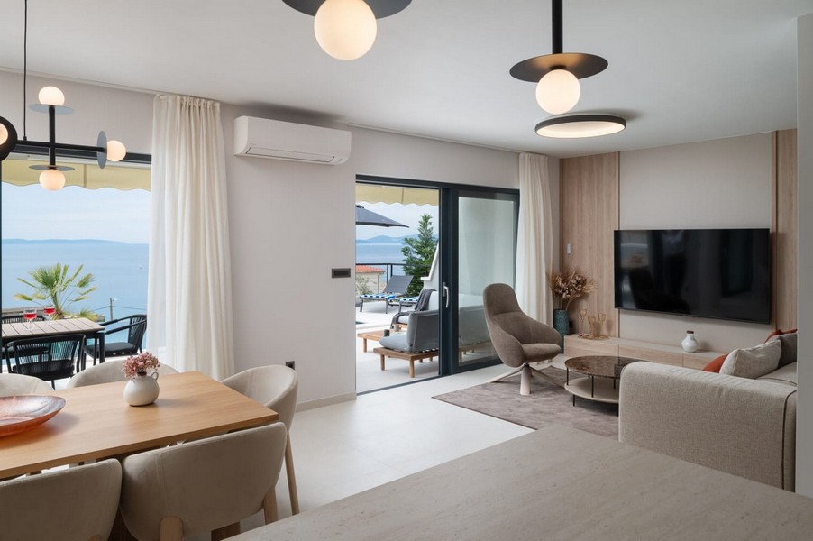 Séjour moderne avec vue mer et terrasse