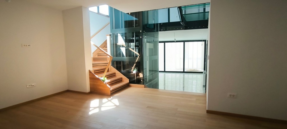 Cage d'escalier avec ascenseur