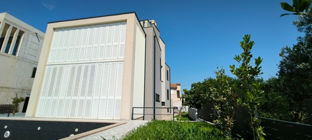 Villa moderne avec grandes fenêtres et grand jardin