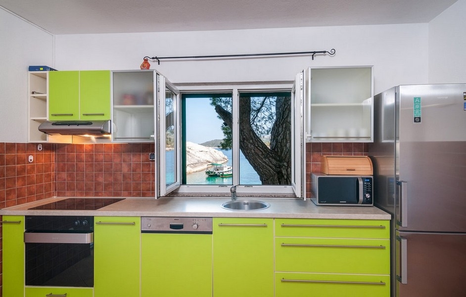 Cuisine équipée avec fenêtre et vue mer