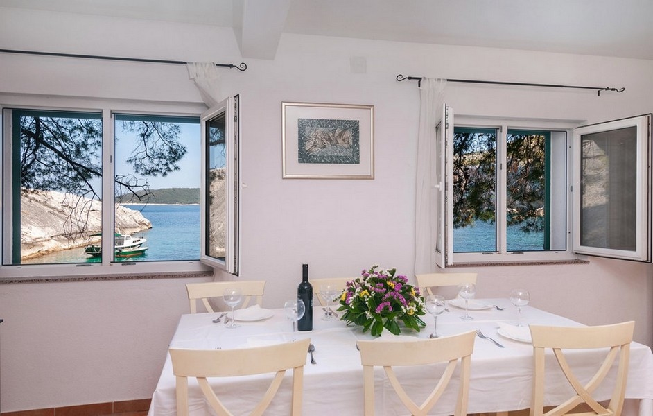 Coin repas avec fenêtre et vue mer