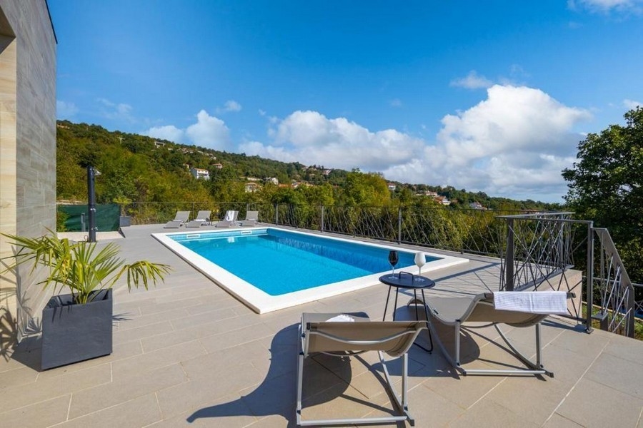Villa haut de gamme avec grande terrasse et piscine