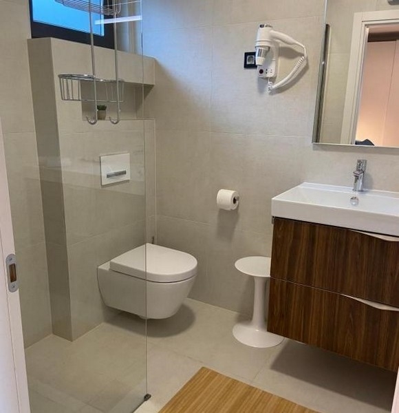 Salle de bains moderne avec fenêtre