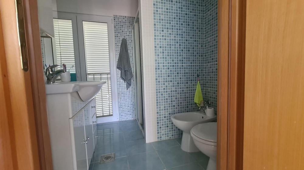 Salle de bains avec douche