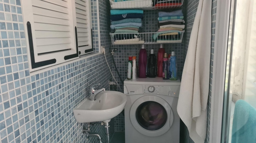 Salle de bains avec raccordement pour lave-linge