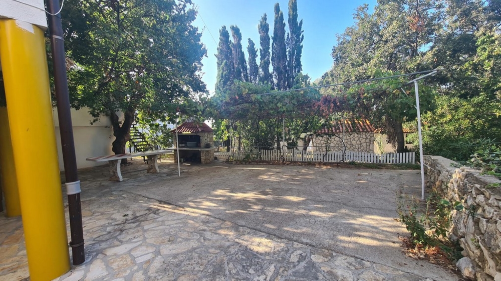 Grand jardin avec barbecue et 8 places de stationnement au total