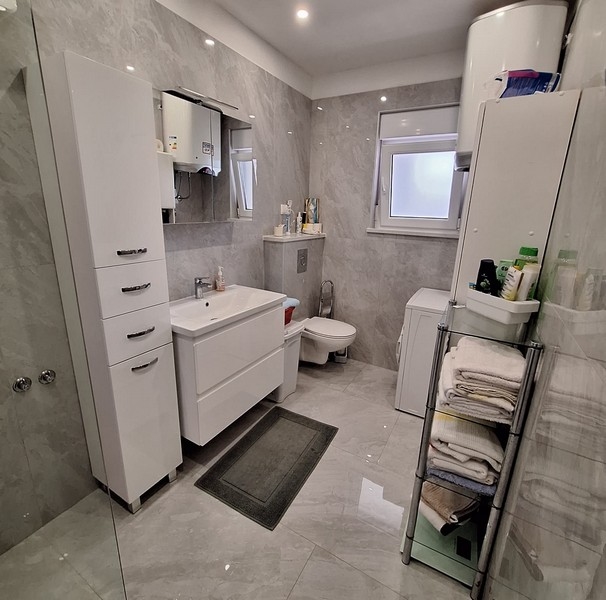 Salle de bains moderne avec fenêtre