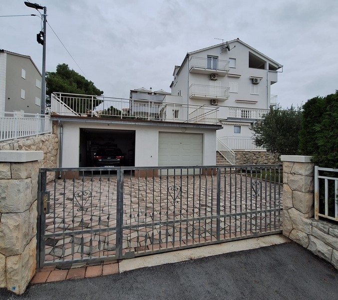 Maison avec double garage et cour clôturée