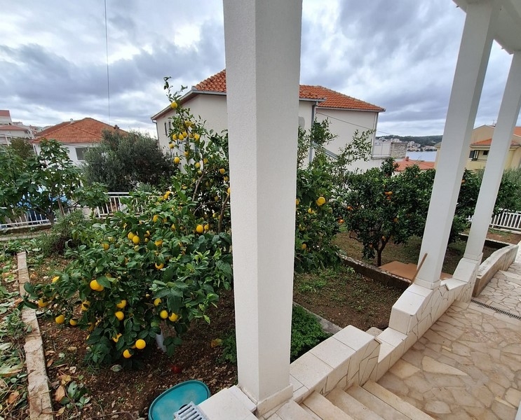Jardin joliment aménagé