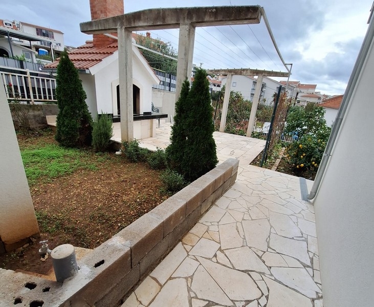 Terrain avec barbecue et terrasse