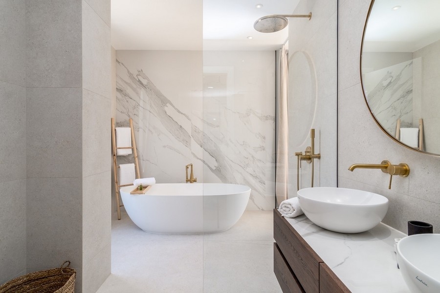 Salle de bains avec baignoire îlot