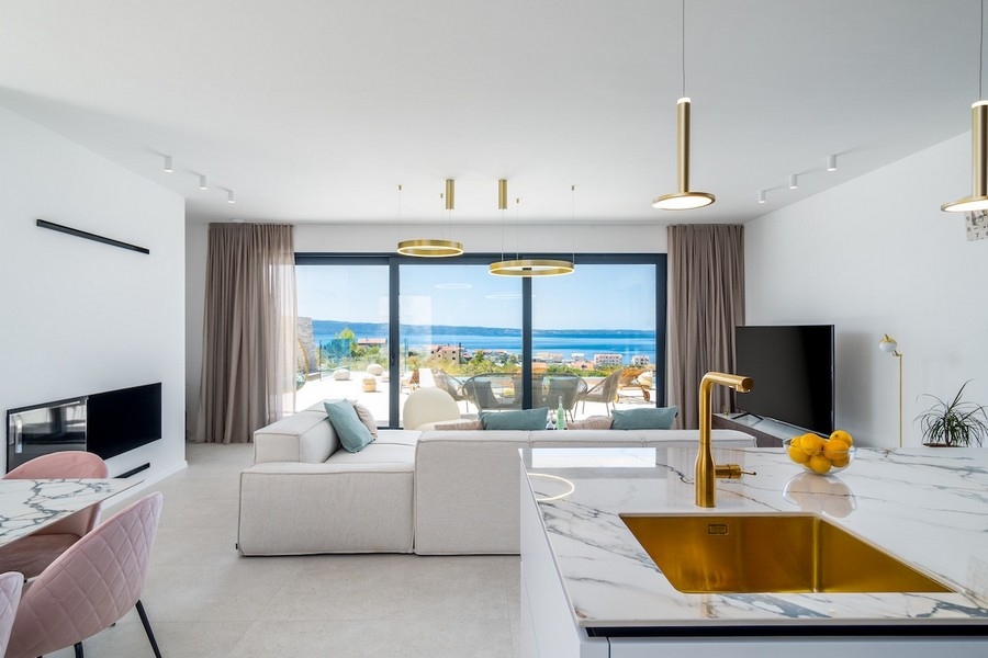 Grande terrasse avec piscine et vue mer