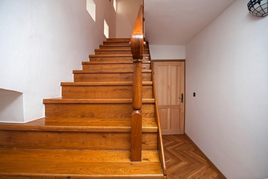Un escalier en bois mène à l'étage