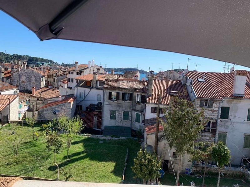 Vue sur la ville et la mer - biens immobiliers en Istrie.
