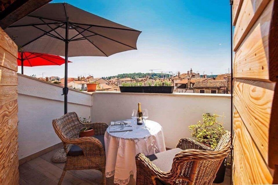 Terrasse avec vue sur la ville - Panorama Scouting.