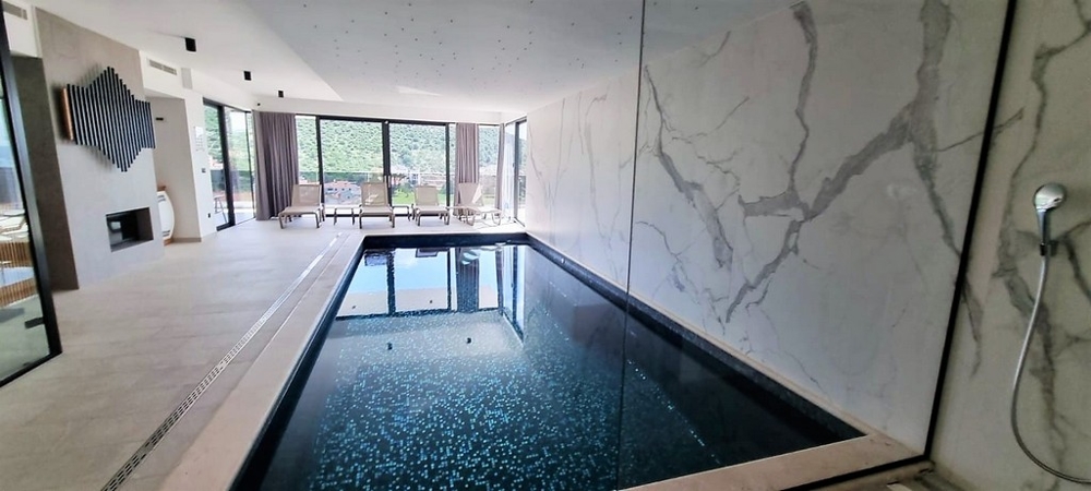 Villa avec piscine intérieure et salle de fitness