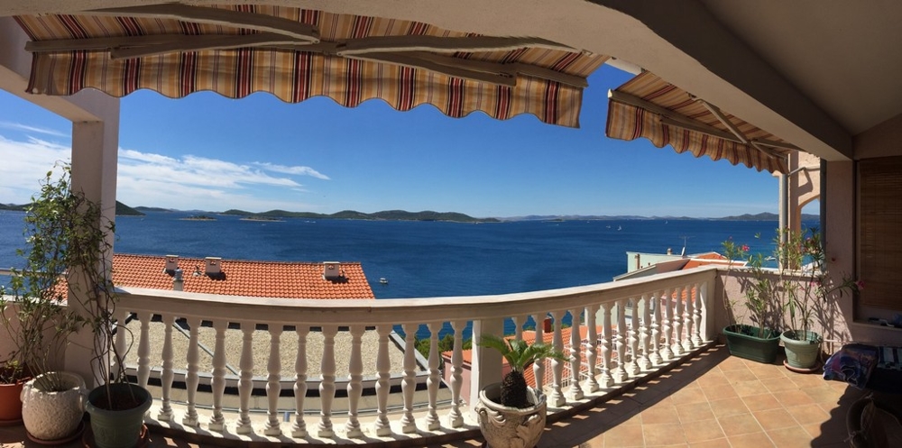 Vue du balcon sur l'Adriatique en Croatie - bien avec vue mer à acheter en Croatie