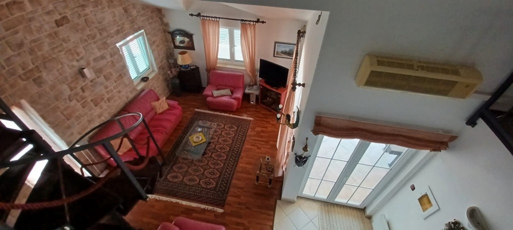 Salon spacieux et élégant - achetez votre future maison en Croatie
