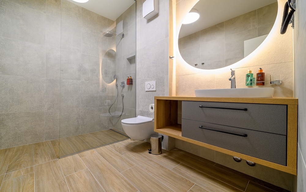 Salles de bains modernes avec grande douche ou baignoire